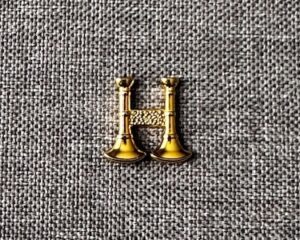 2x Two Bugle Shirt Collar Dogs